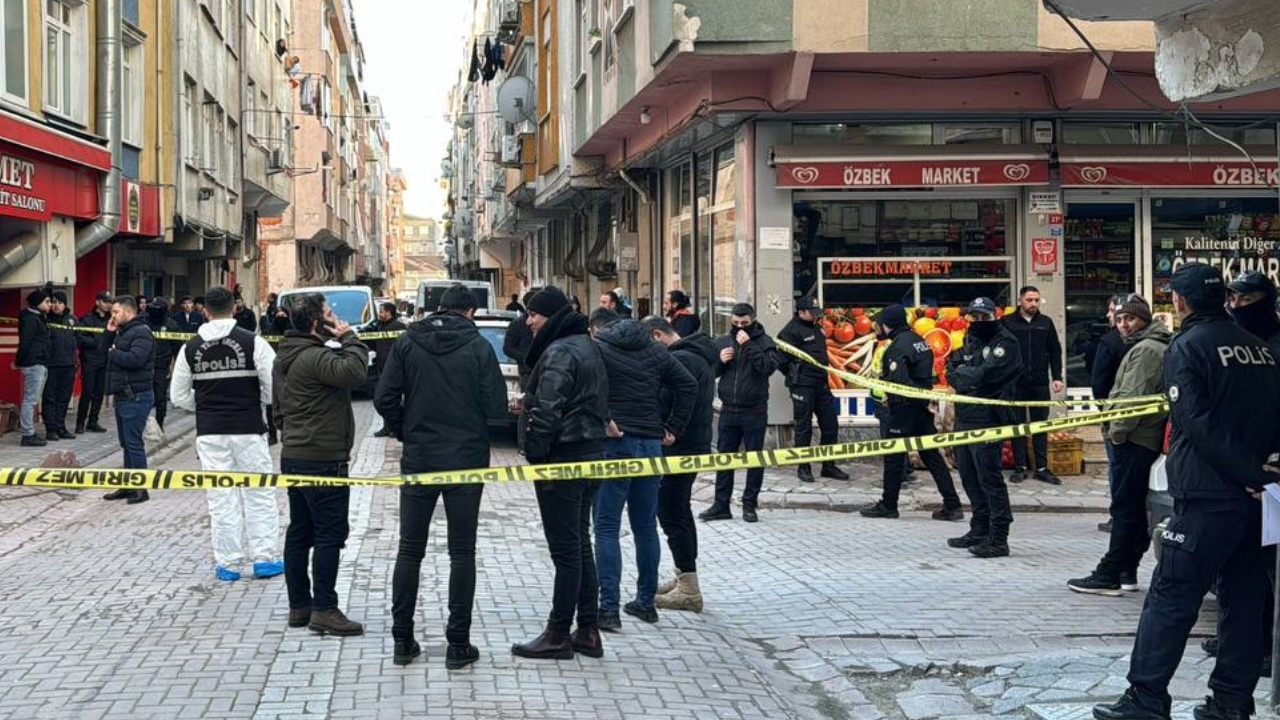 Zeytinburnu'nda baltalı cinayet: Kafasını kesip aşağı attı