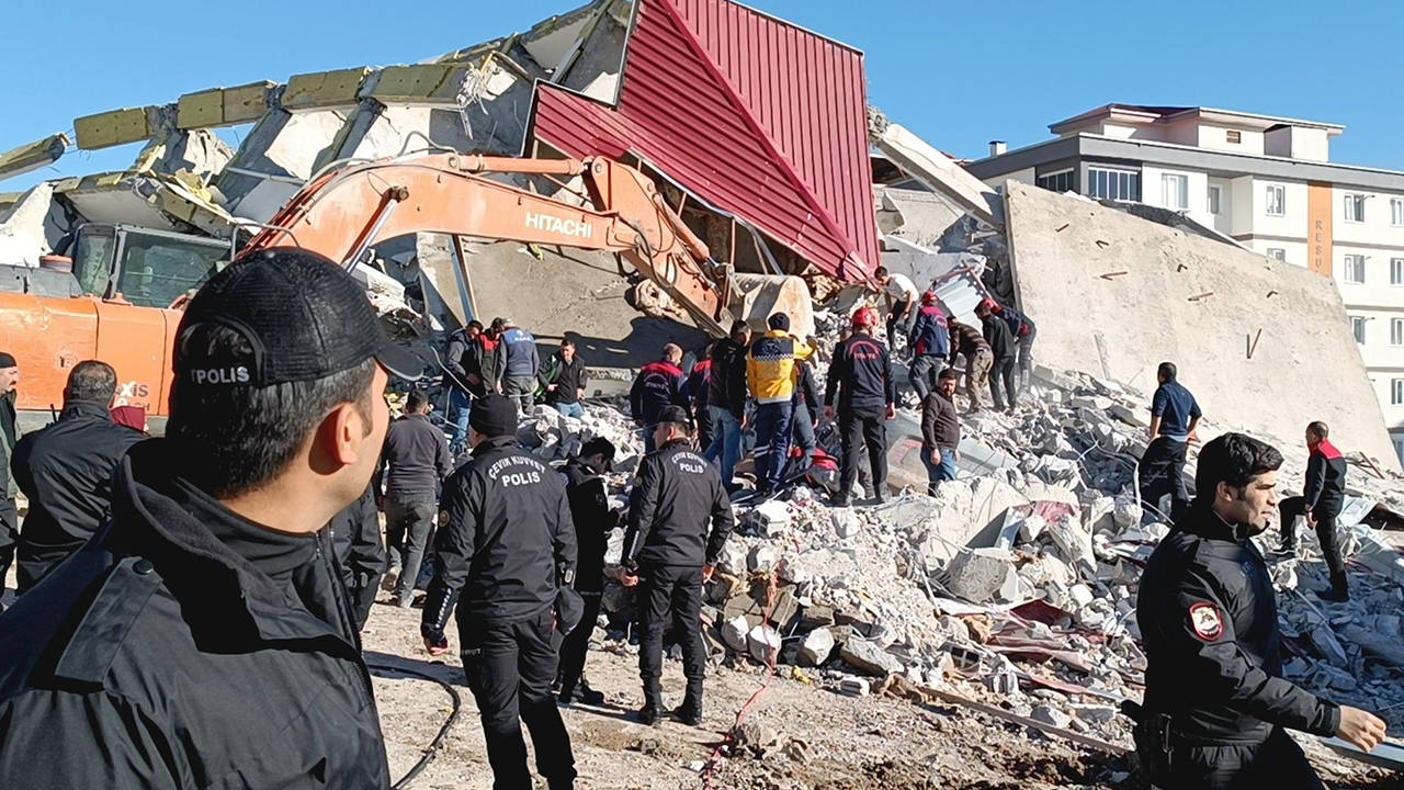 Maraş'ta ağır hasarlı bina yıkım sırasında devrildi: Operatör enkaz altında