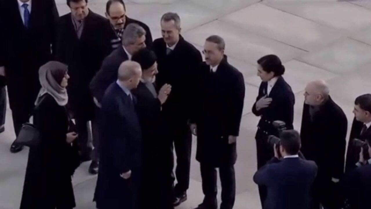 İran Cumhurbaşkanı Reisi, Hafize Gaye Erkan'ın elini sıkmadı
