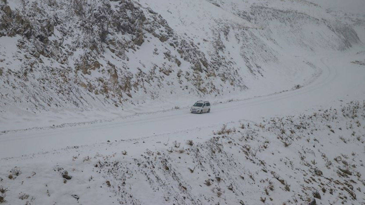 Van'da kar yağışı etkisi: 429 yerleşim yerinin yolu ulaşıma kapandı