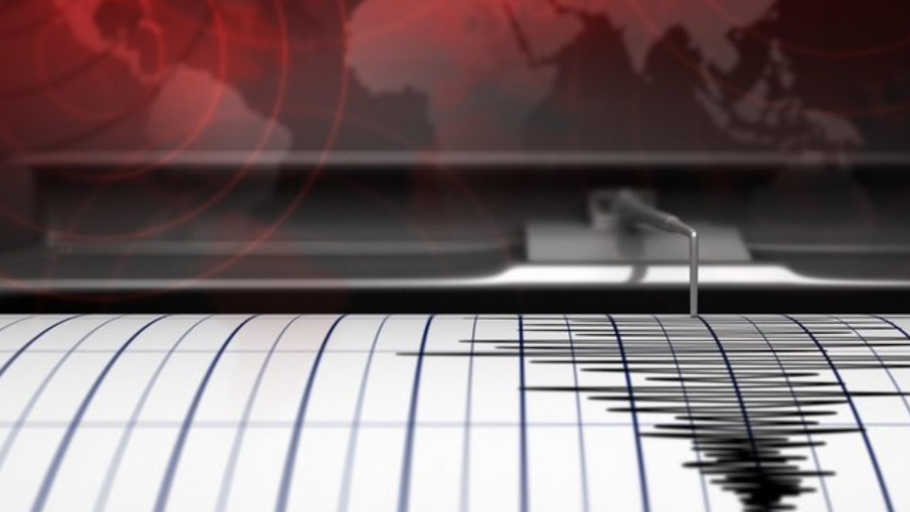Ege'de 5.1 büyüklüğünde deprem: İzmir ve çevre illerde hissedildi