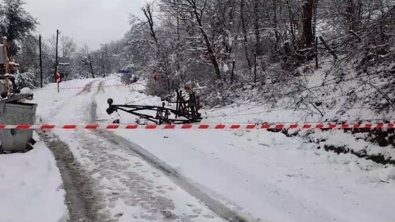 Karabükt'te yoğun kar yağışı: Elektrik telleri koptu