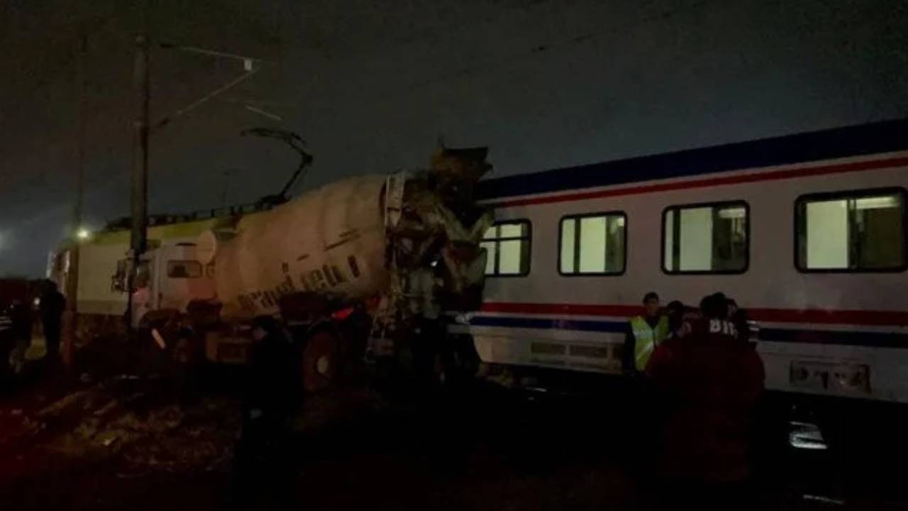 Tekirdağ’da yolcu treni beton mikseri ile çarpıştı