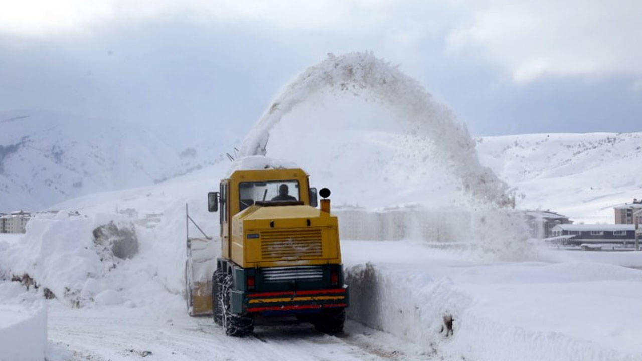 Bitlis'te 177 köy yolu ulaşıma kapandı: Kent merkezinde kar kalınlığı 1,5 metreyi aştı