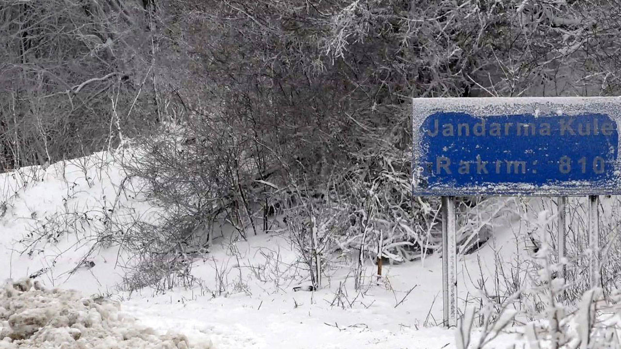 Kırklareli’nde kar yağışı: Araçlar yollarda kaldı