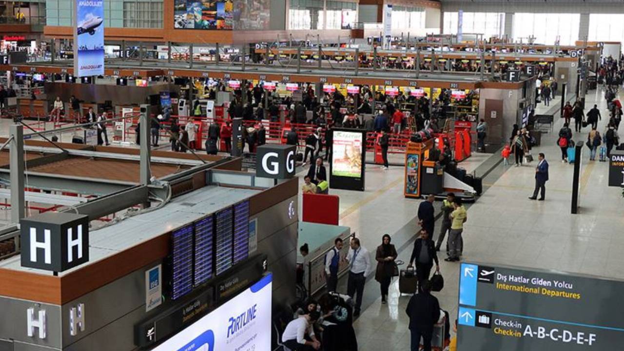 Sabiha Gökçen'de e-pasaport turnikeleri 17 saat hizmet dışı