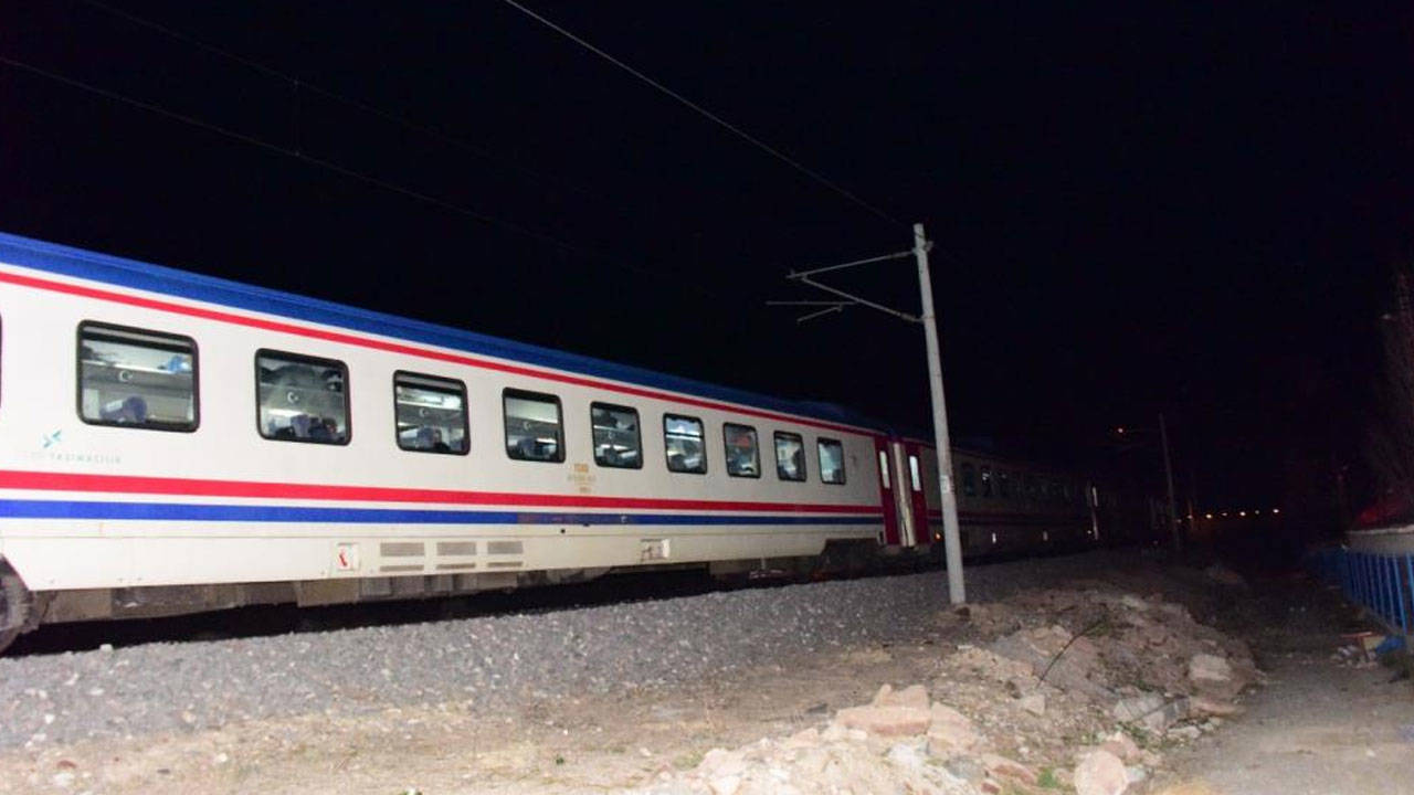 Doğu Ekspresi hafif ticari araca çarptı: Demiryolu 1 saat ulaşıma kapandı
