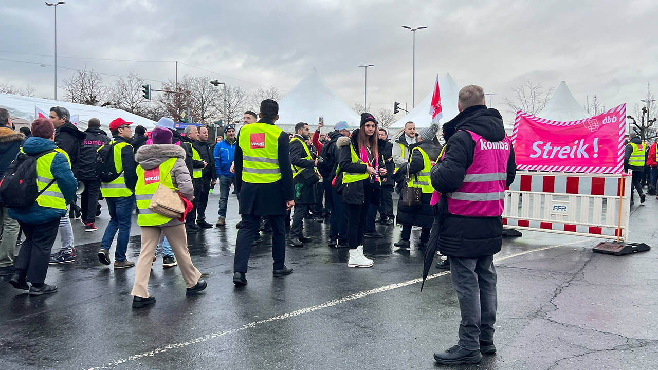 Almanya'da havalimanı işçileri greve gitti: 800 uçuş iptal edildi