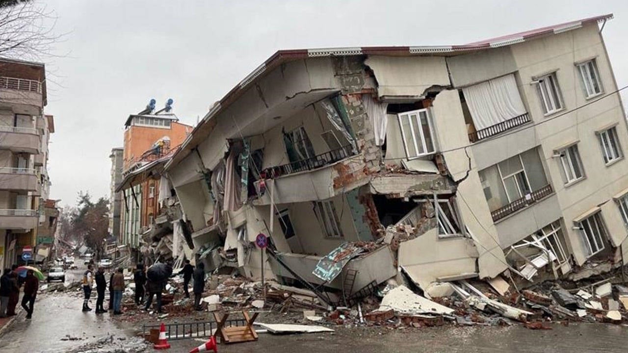 CHP'li Karabat: Depremzedelere bir yılda 319 bin konut verilecekti, ortada biten konut yok