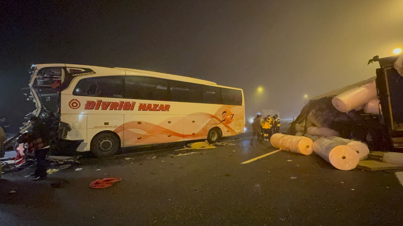 Kuzey Marmara Otoyolu'nda TIR ile otobüs çarpıştı: 19 yaralı