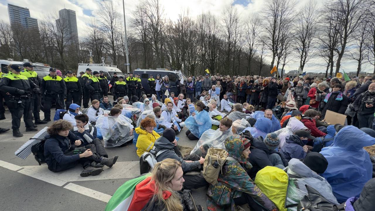 Hollanda'da eylem yapan yüzlerce çevreci aktivist gözaltına alındı