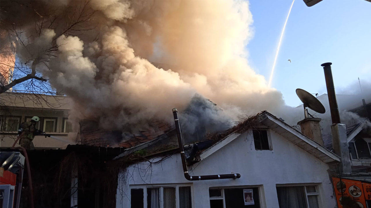 Maltepe'de iş yerinde yangın: Çatının bir kısmı çöktü, 2 kişi hastaneye kaldırıldı