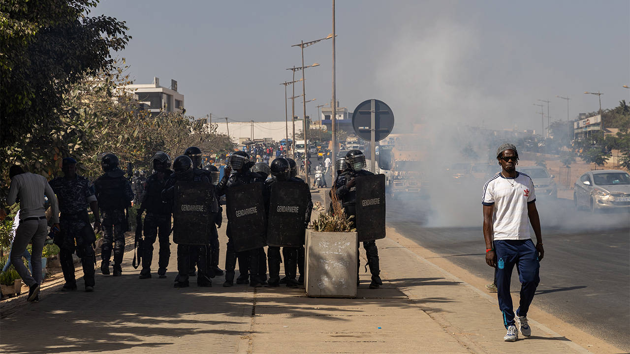 Seçimin ertelendiği Senegal'de protesto