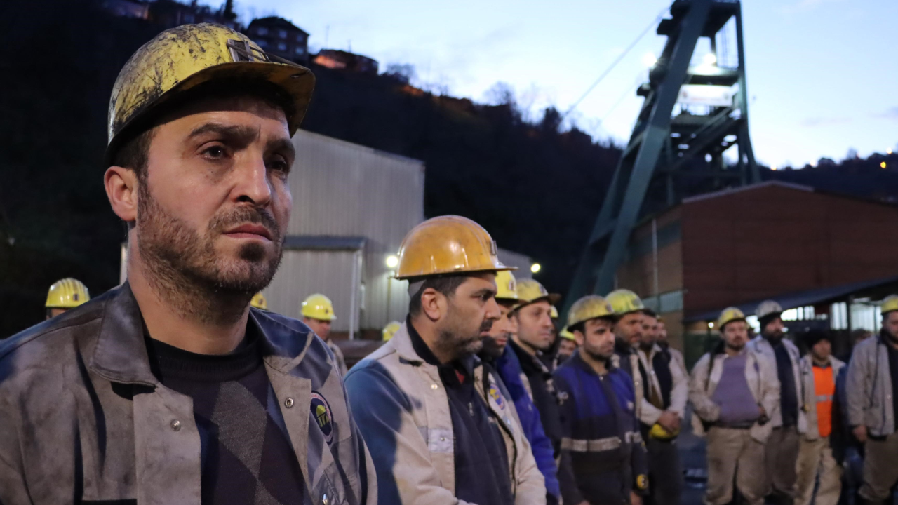Zonguldak’ta maden işçileri depremde hayatını kaybedenleri andı