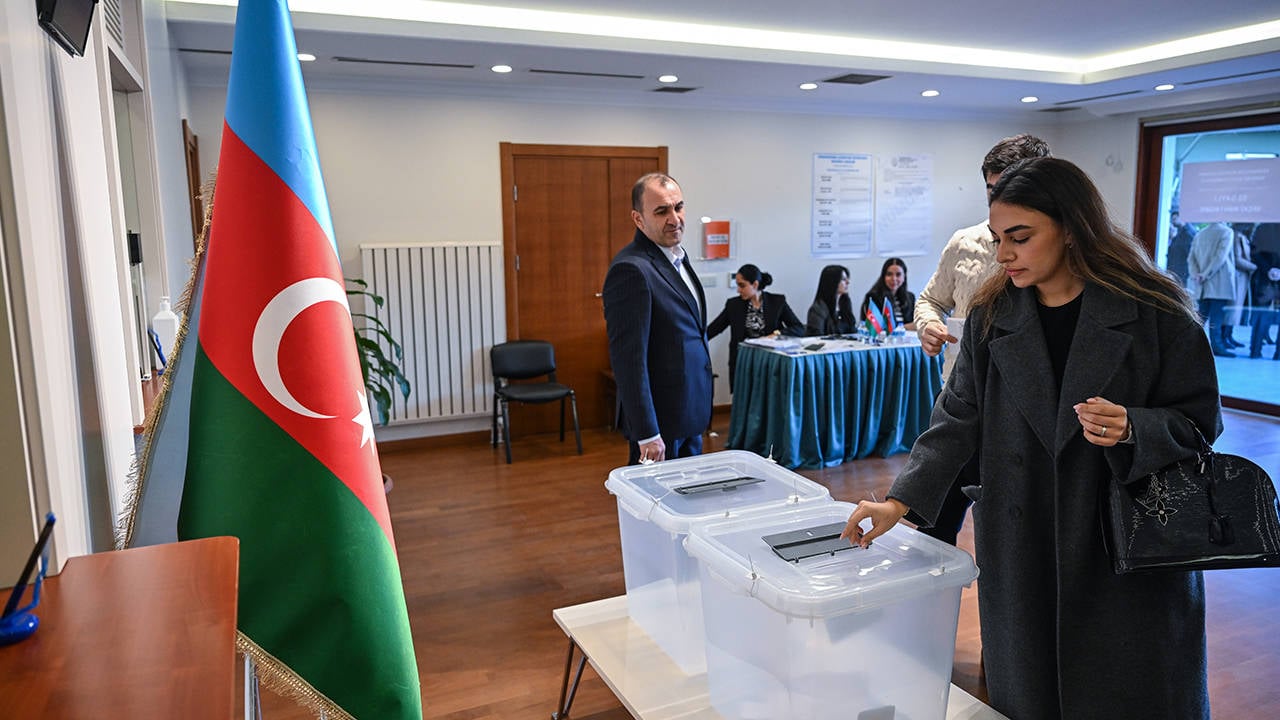 Azerbaycanlılar cumhurbaşkanı seçimi için sandık başında