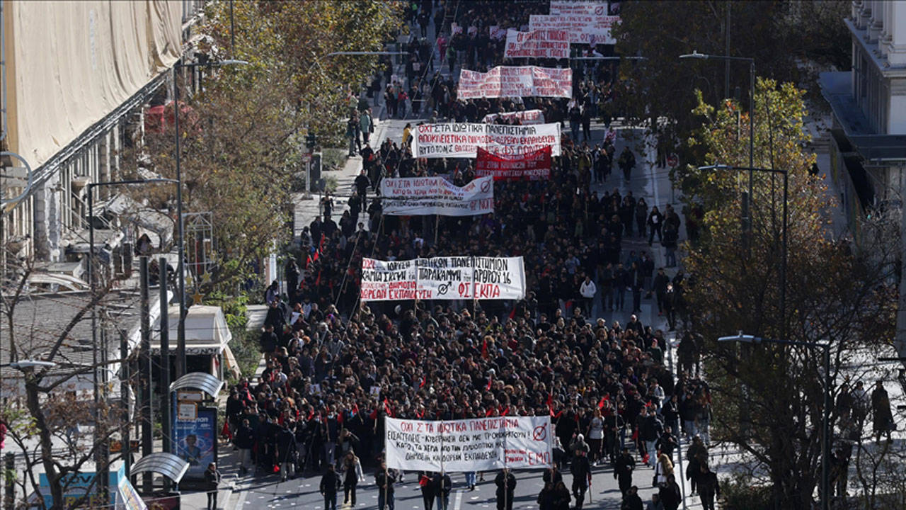 Atina'da özel üniversite krizi: 20 bine yakın öğrenci fakülteleri işgal etti