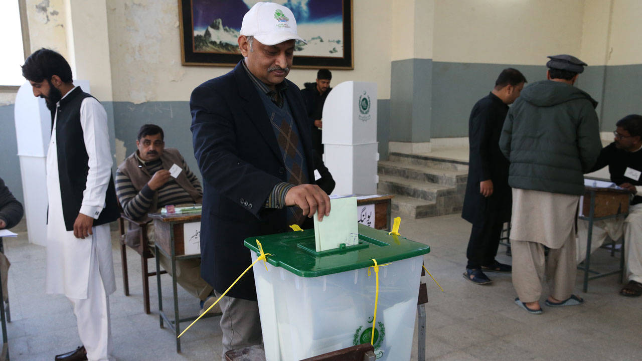 Pakistan'da genel seçimler: Telefon ve internet hizmetleri askıya alındı
