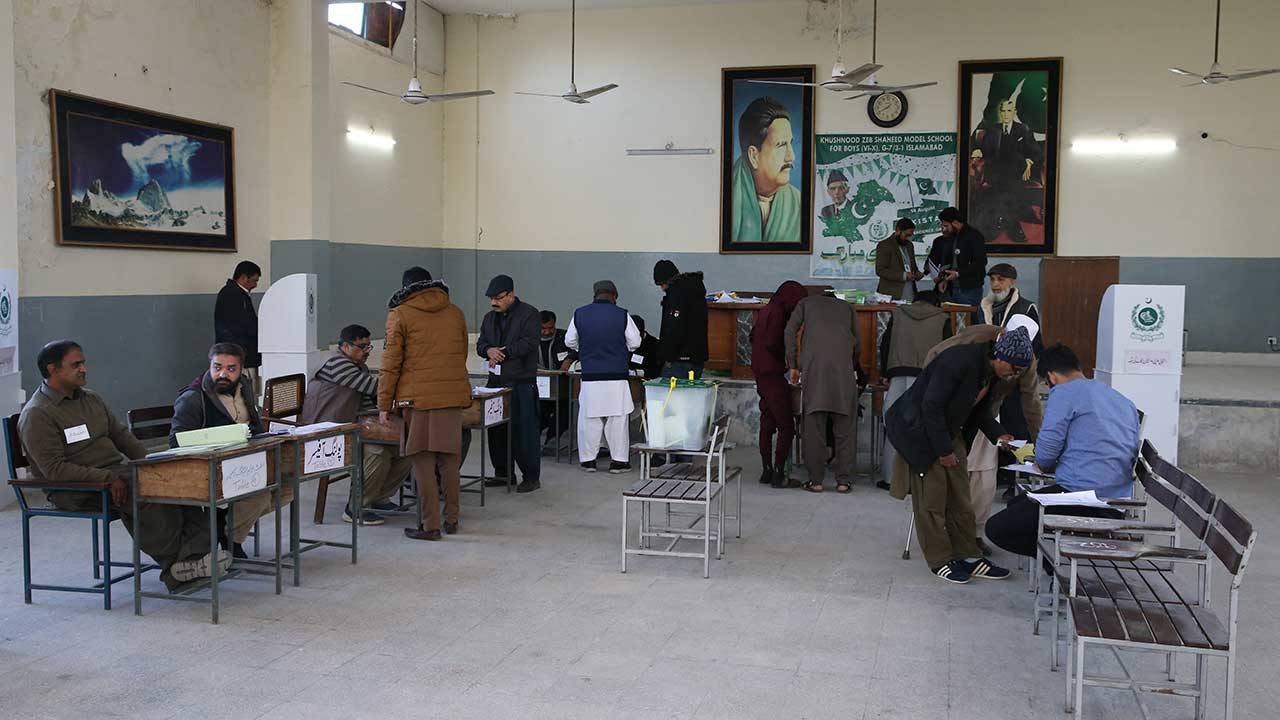 Pakistan'da saldırıların gölgesinde seçim: Bazı bölgelerde oy verme işlemi durdu