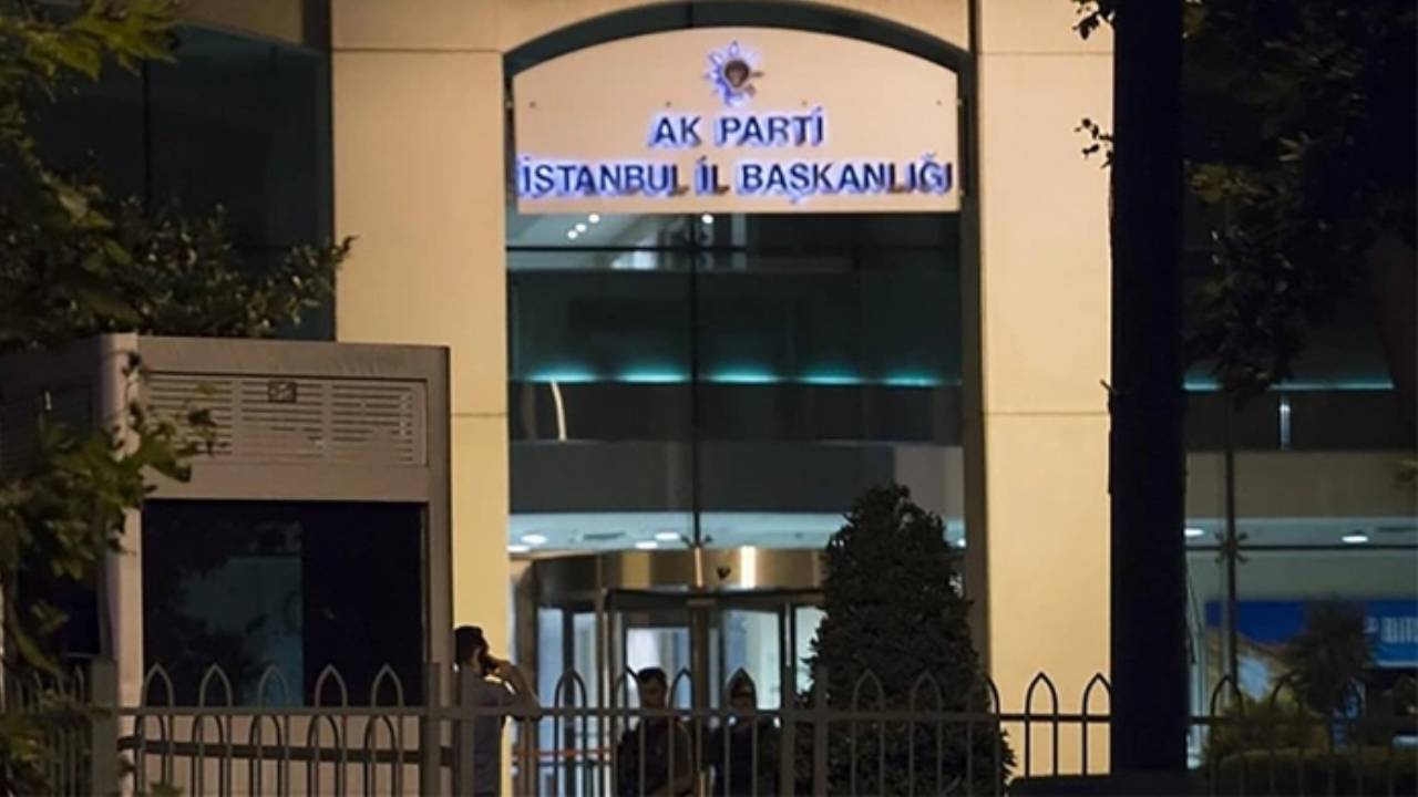 AKP İstanbul il binası önünde trafik kazası: Parti yöneticisi hayatını kaybetti