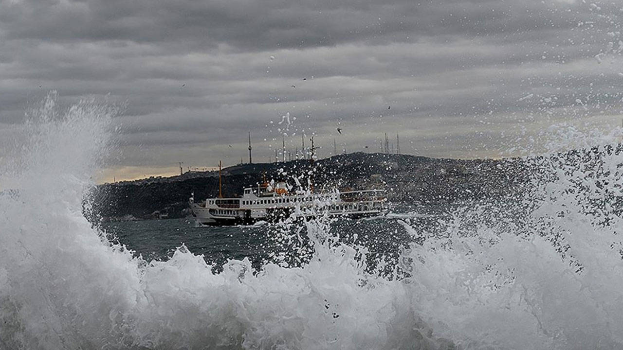 İstanbul'da vapur seferlerine fırtına engeli: İkinci bir duyuruya kadar durduruldu