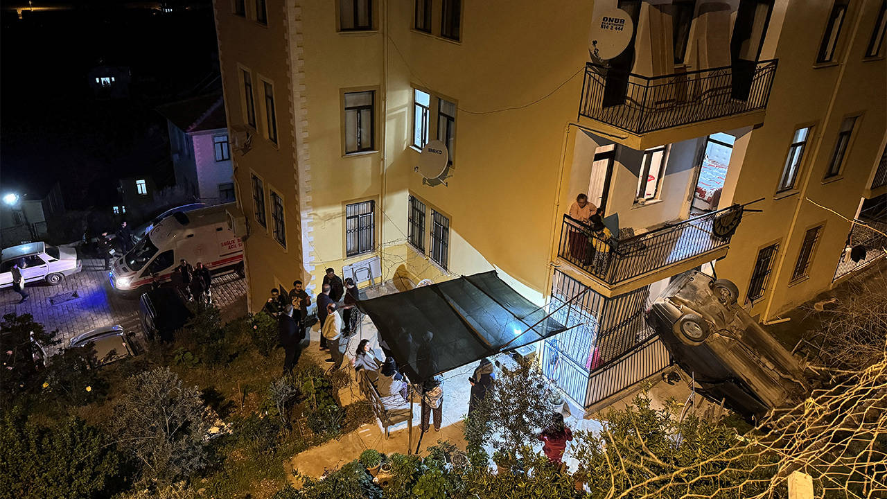 Muğla'da evin balkonuna otomobil düştü: Yaralılar var