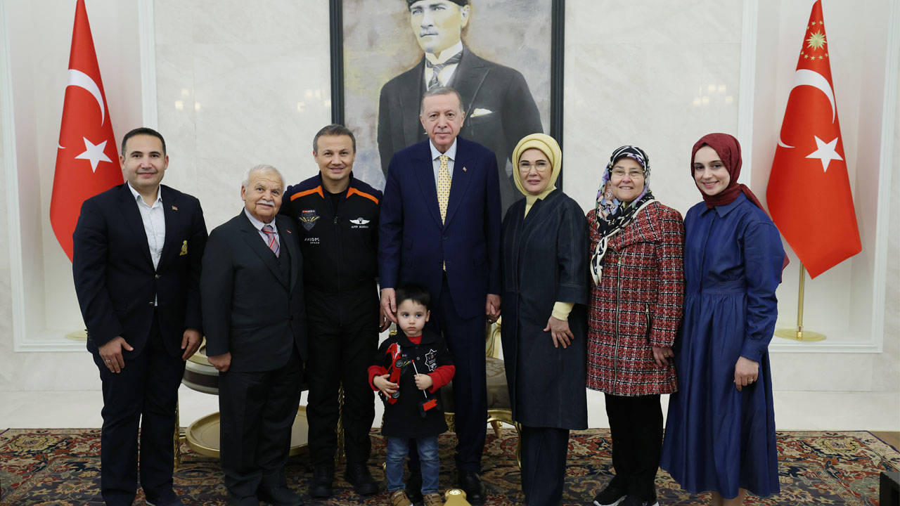 Erdoğan, Türkiye'ye dönen Alper Gezeravcı ile görüştü