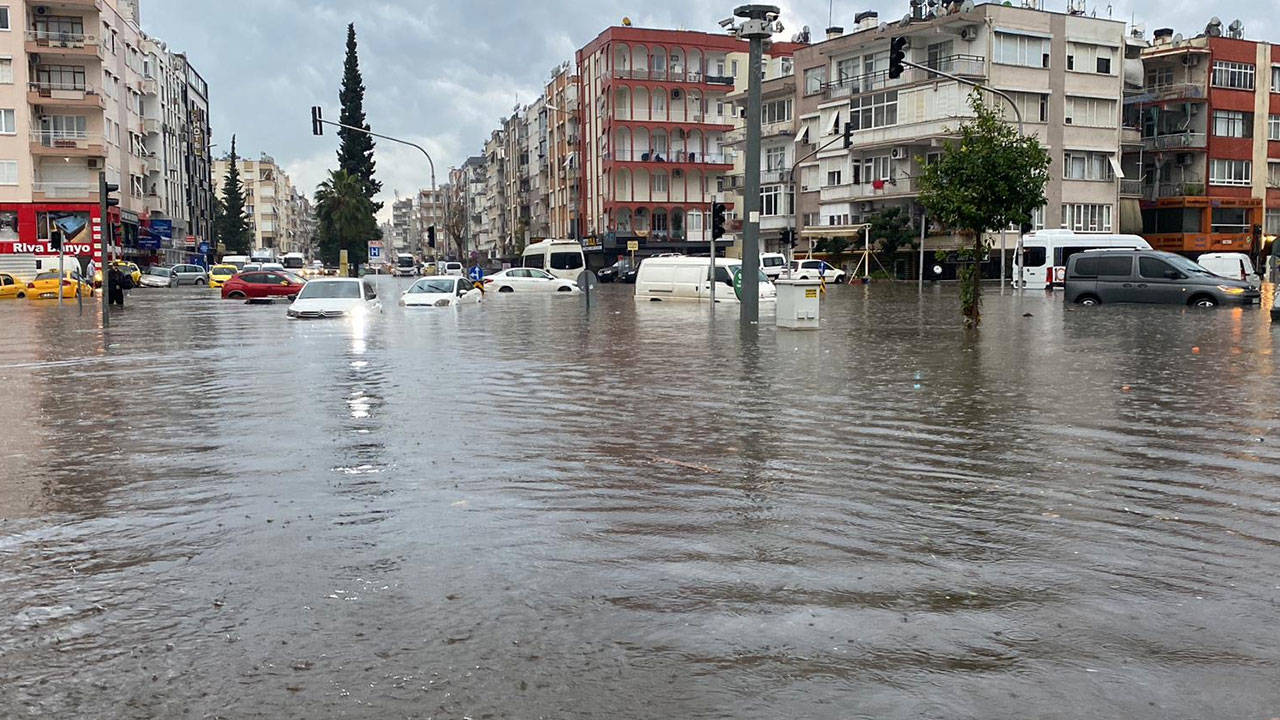 AFAD: Aşırı yağıştan etkilenen yerlerde 989 kişi tahliye edildi
