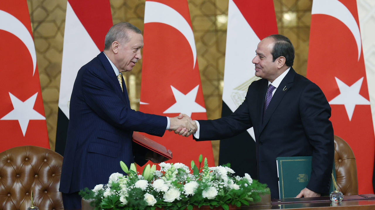 Erdoğan 12 yıl sonra Mısır'da: 'Darbeci' Sisi, 'değerli kardeşim' oldu