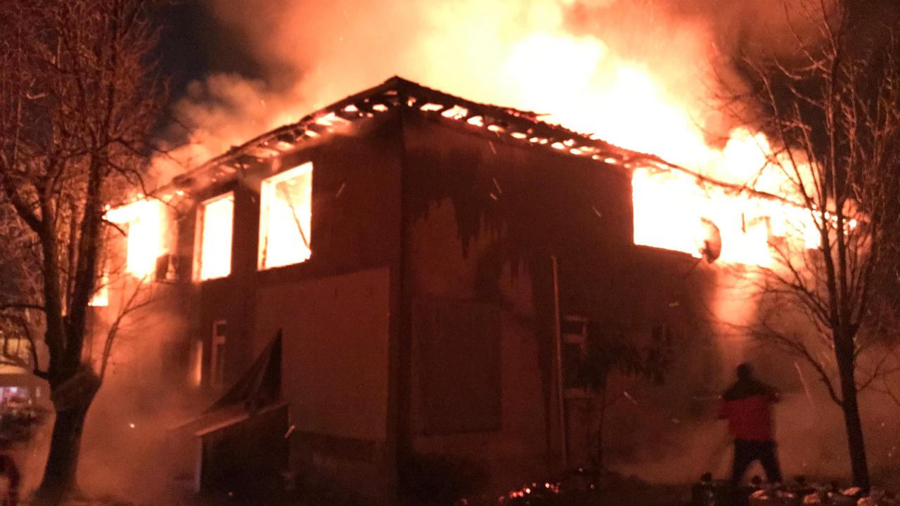 Sakarya'da iki katlı ev yandı