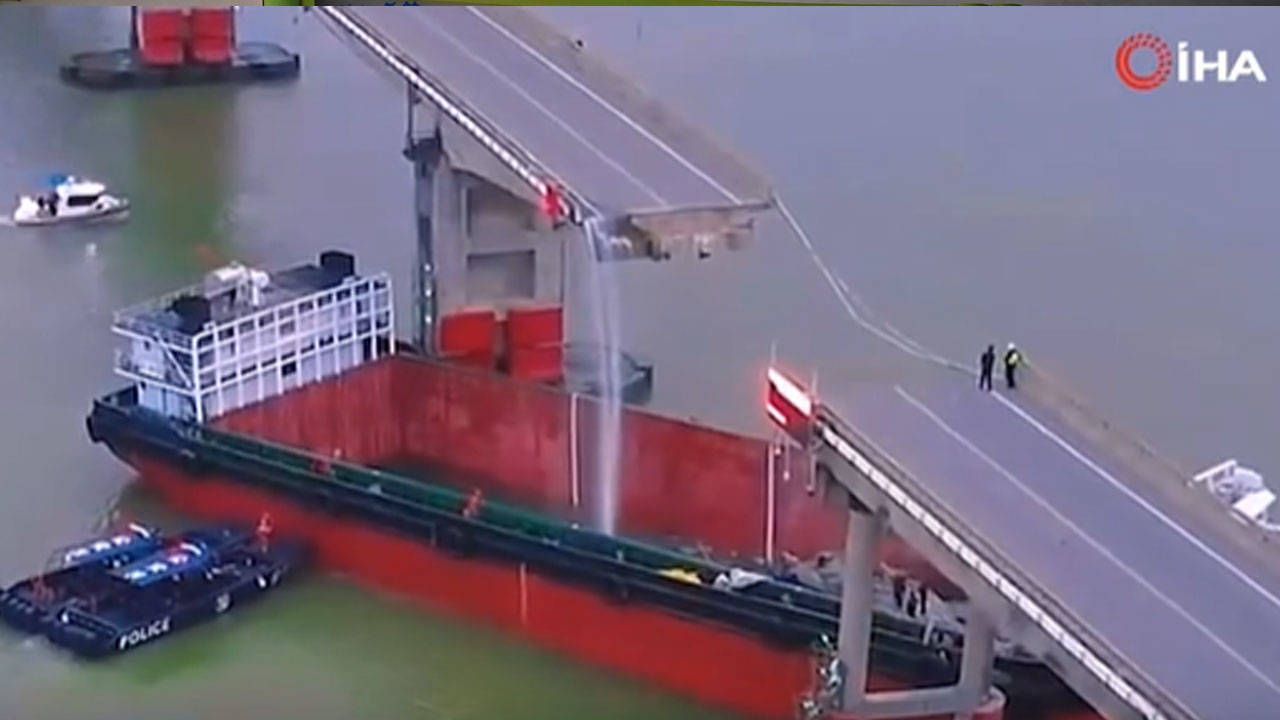 Çin’de konteyner gemisi köprüye çarptı, araçlar suya düştü: 2 ölü, 3 kayıp