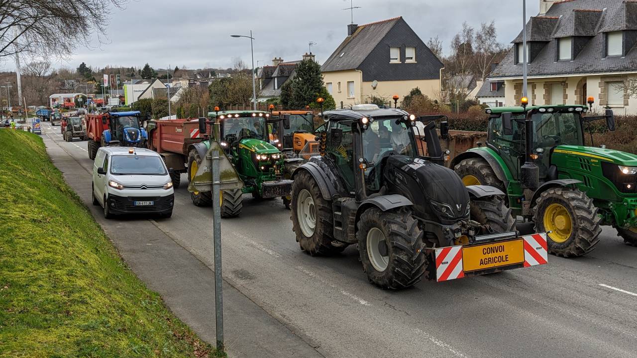 Fransa'da çiftçiler traktörleriyle bakanlığa giden yolu kapattı