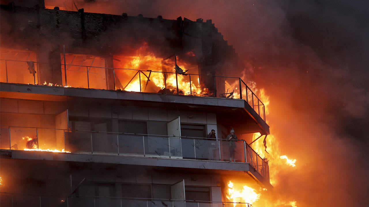 İspanya’da 14 katlı binada yangın: 4 ölü, 19 kayıp