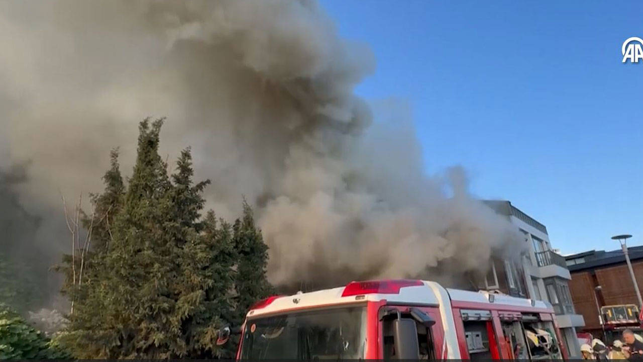 Beyoğlu'nda iki katlı ahşap binada çıkan yangın söndürüldü