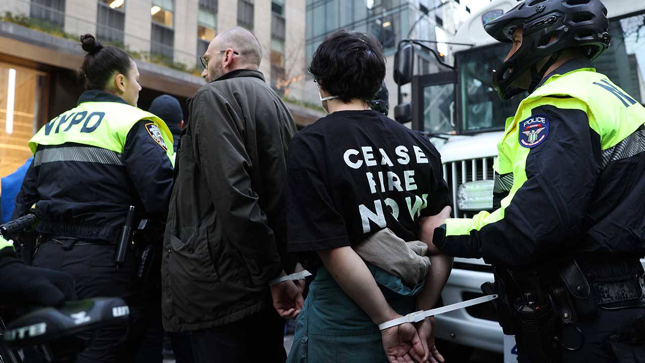 New York'ta Biden'a protesto: 50'ye yakın Filistin destekçisi gözaltına alındı