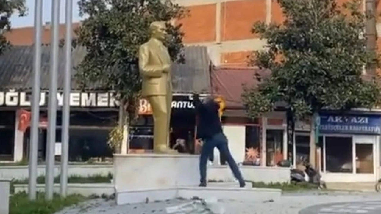 Sakarya'da Atatürk heykeline balyozla saldıran kişi gözaltına alındı
