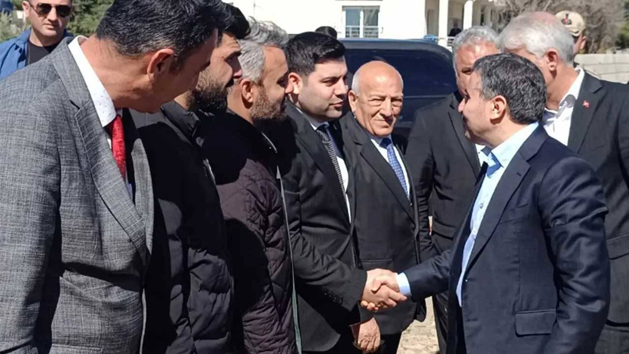 Parti devleti: Vali, jandarma komutanı ve emniyet müdürü AKP'li aday ile esnaf ziyaretinde