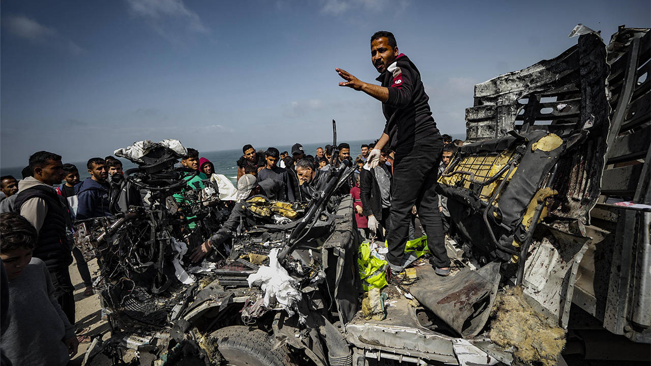 İsrail, Gazze'de yardım aracını vurdu: Onlarca kişi öldü