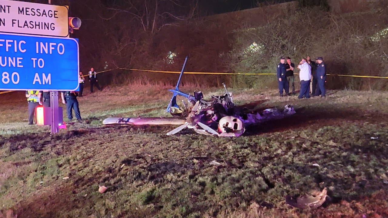 ABD'de küçük uçak otoyolun kenarına düştü: 5 ölü