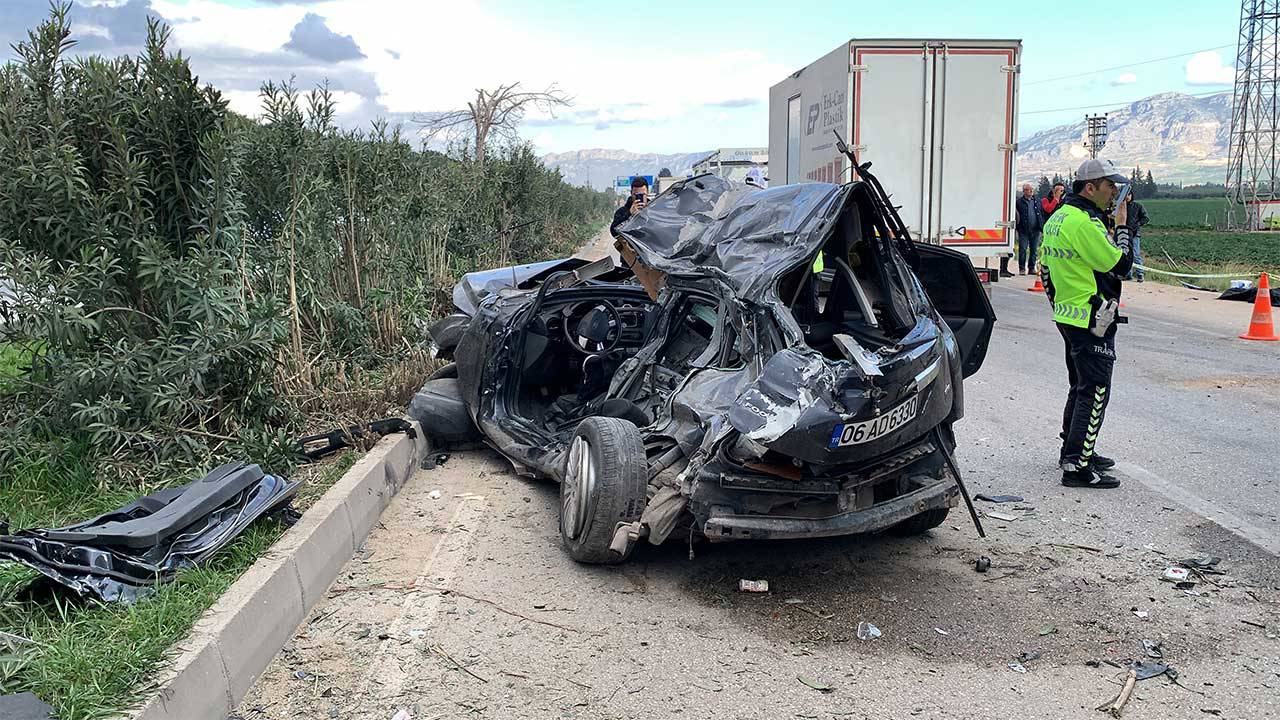 Adana'da takla atarak karşı şeride geçen otomobil, işçi servisiyle çarpıştı: 2 ölü, 14 yaralı