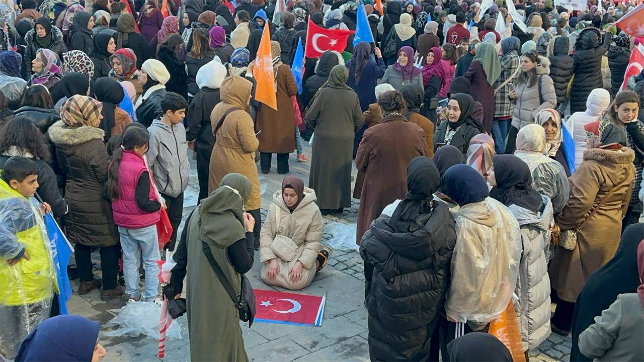 Bir kişi, Erdoğan konuşurken mitingde önüne bayrak serip namaz kıldı