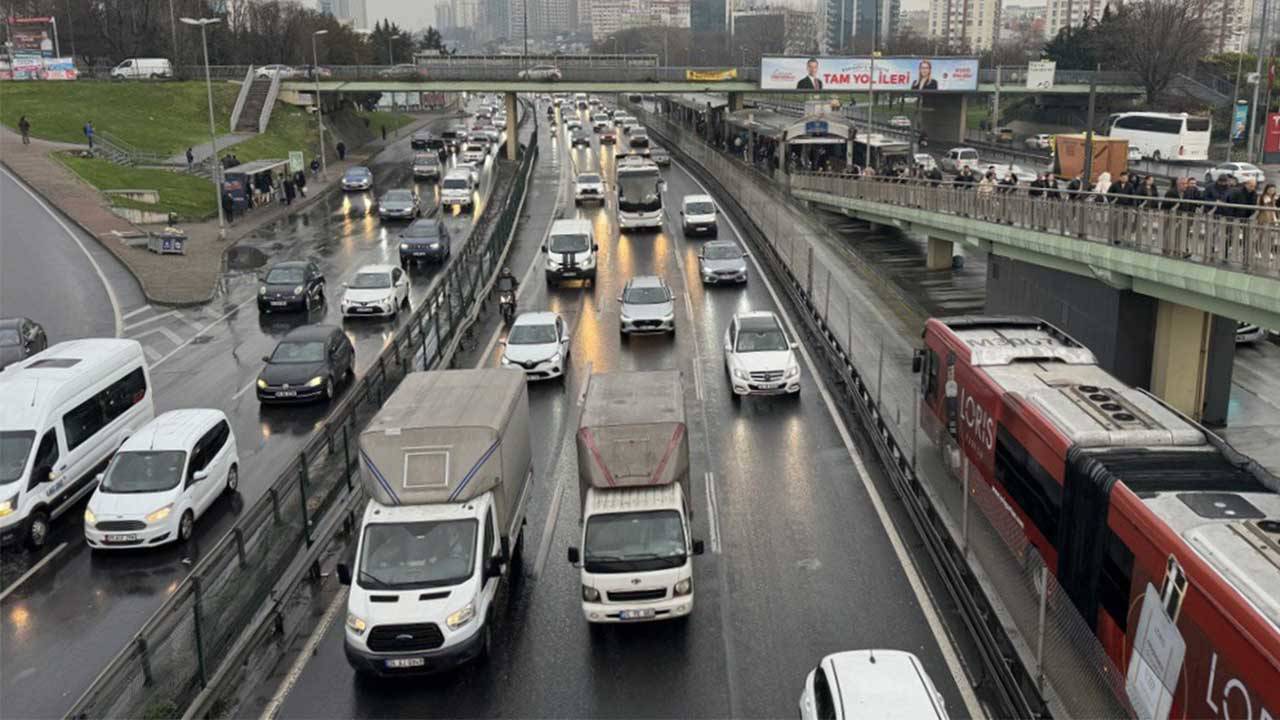 İstanbul'da yağışlı hava: Trafik yoğunluğu yüzde 75'e çıktı