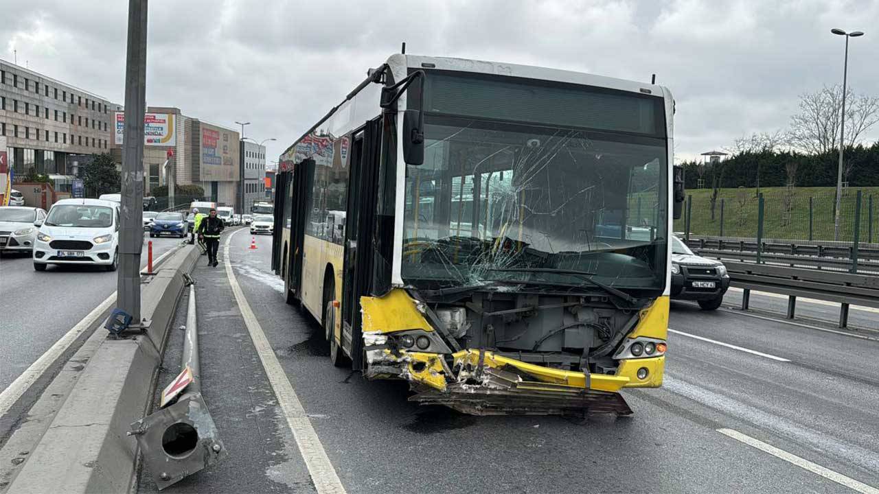 Küçükçekmece'de otomobil, İETT otobüsüne çarptı: Sürücüler yaralandı