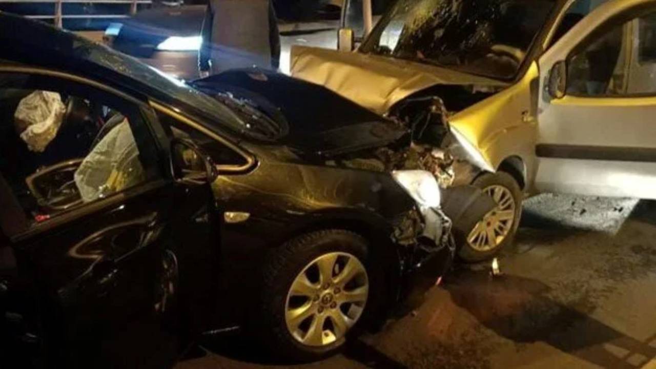 Sarıyer'de otomobil ile hafif ticari araç kafa kafaya çarpıştı: 7 yaralı