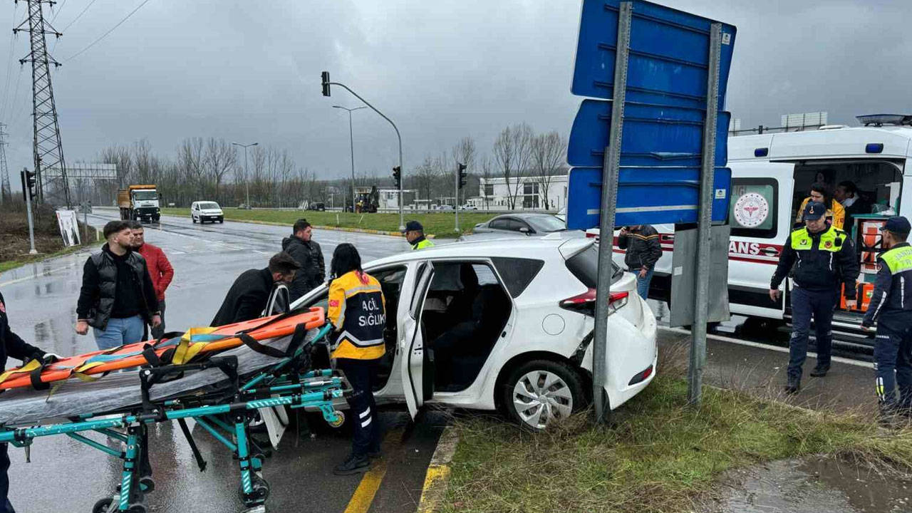 Sakarya’da polisler kaza yaptı: 2 yaralı