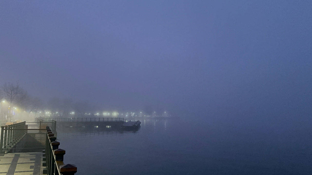 İstanbul'da yoğun sis: Gemi trafiği askıya alındı, vapur seferleri iptal edildi
