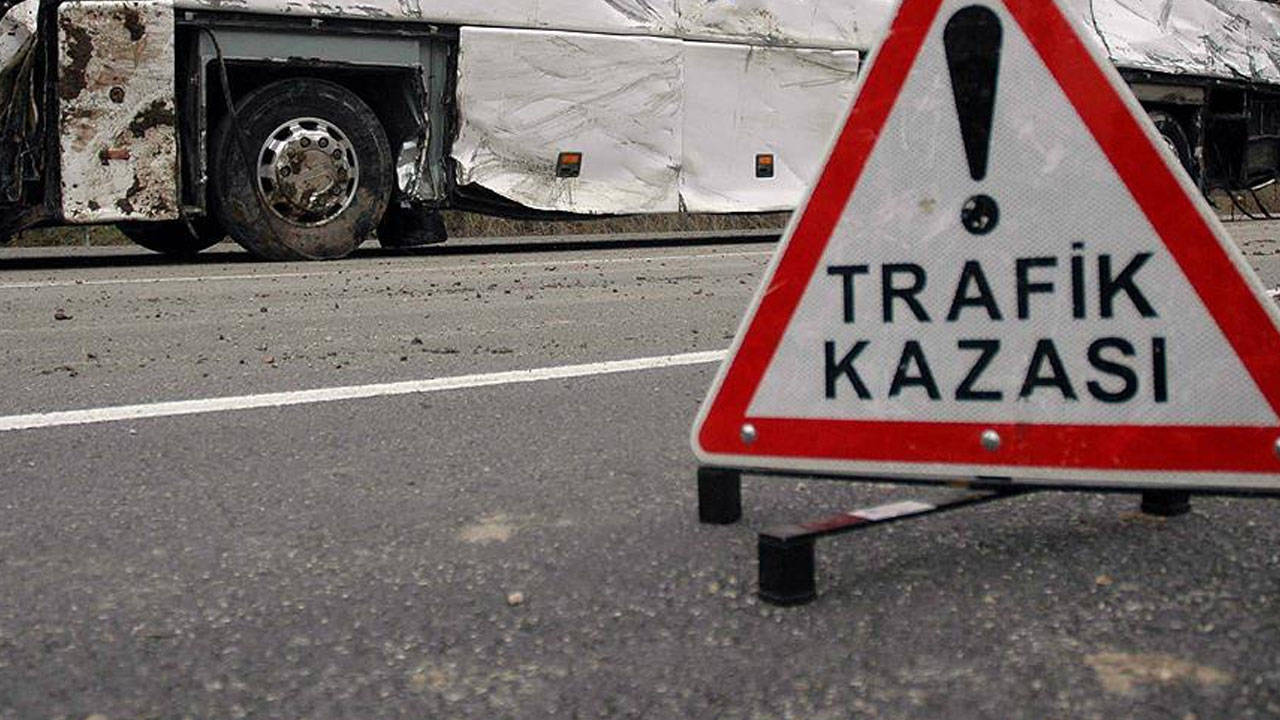 Antep'te işçi servisi direğe çarptı: 1'i ağır 8 yaralı