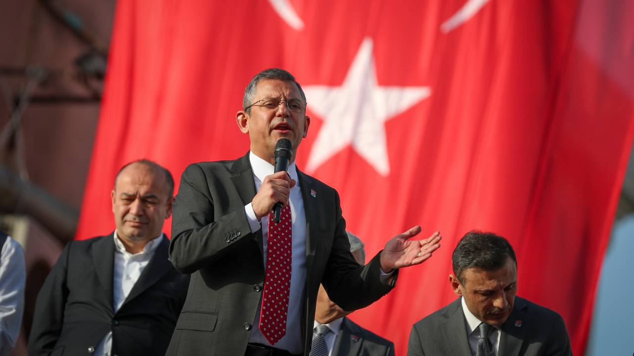 Özgür Özel'den Silivri'de MHP'li Belediye Başkanı'na: "MHP’liliğini gizlemeye başlamış"