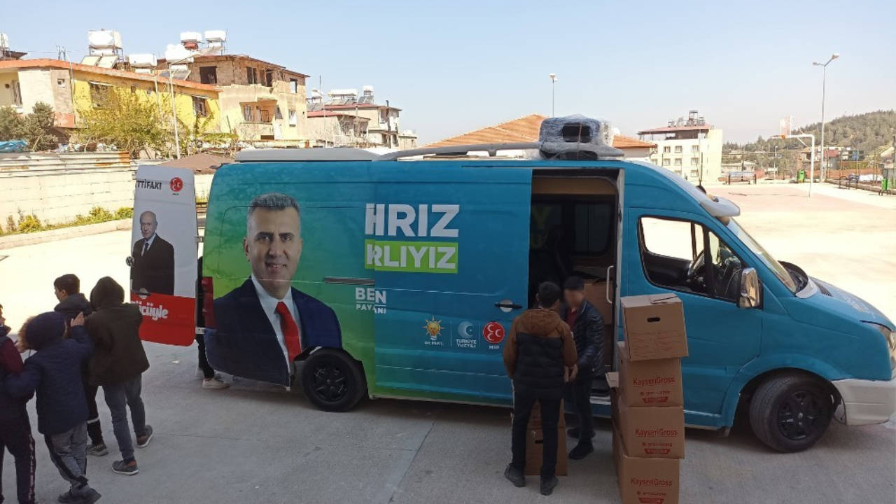AKP seçim kolilerini lise öğrencilerine taşıttı