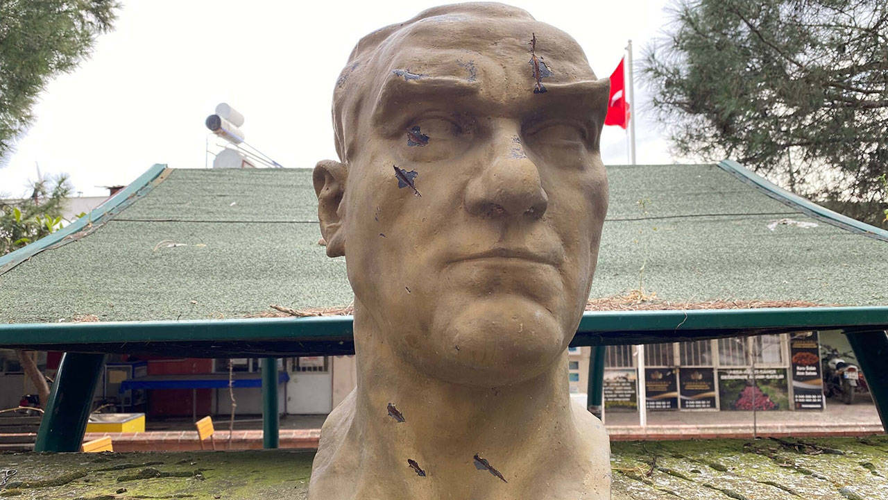 Atatürk büstüne baltalı saldırı: "Puta mı tapıyorsunuz?"
