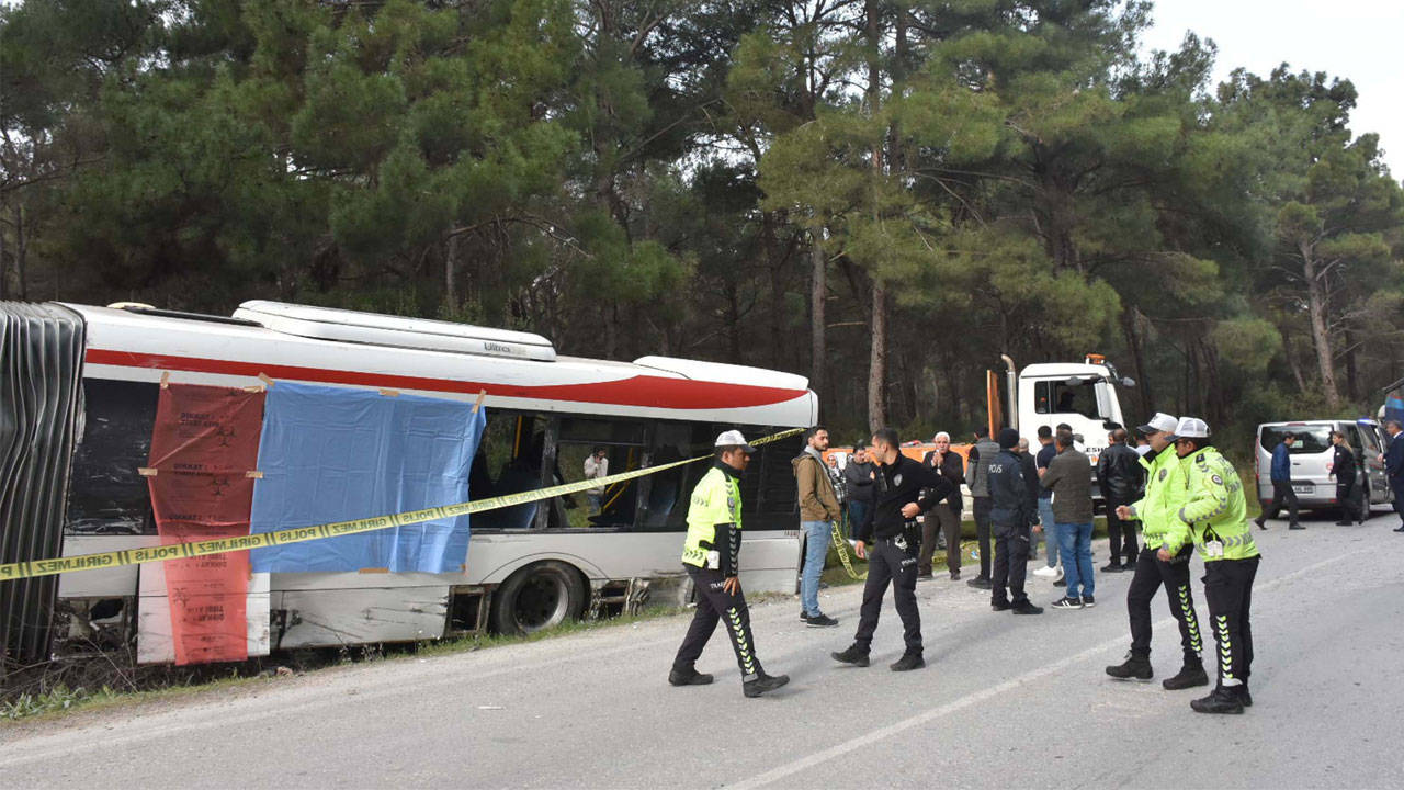 İzmir'de ESHOT otobüsüne TIR çarptı: 1 ölü, 3 yaralı